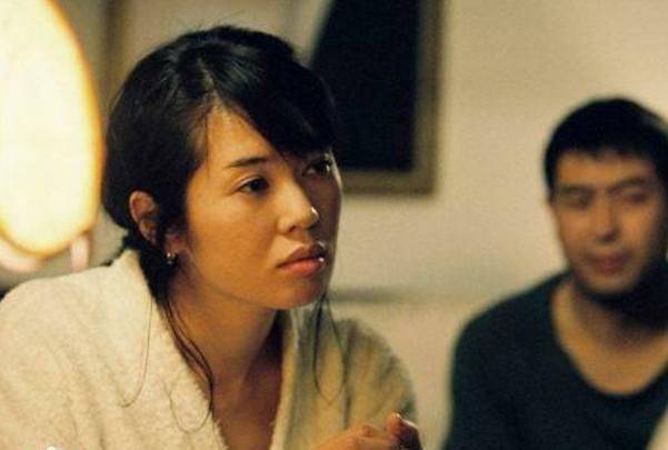 电影左右剧照:董帆和同事聚会时毫无心情,心里想着禾禾的样子