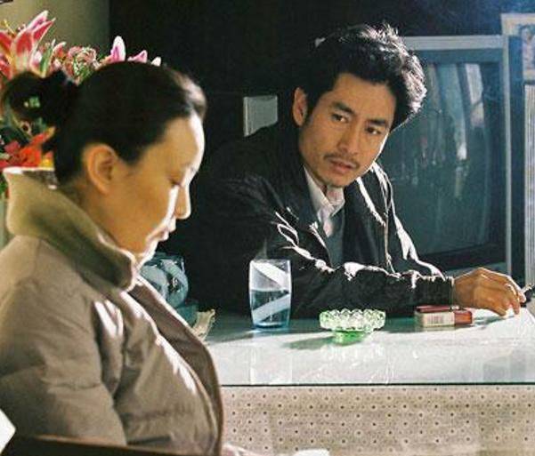 电影左右剧照:枚竹虽然有愧于老谢,但也无可奈何