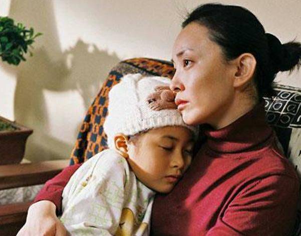 电影左右剧照:禾禾不敢看妈妈绝望的眼神,依偎在妈妈怀里