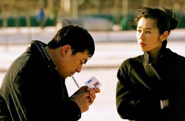 电影左右剧照:董帆正式提出离婚,肖路希望她能再考虑一下