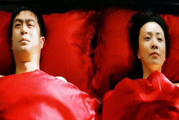 电影左右剧照:再次同床共枕,只为挽救女儿的生命