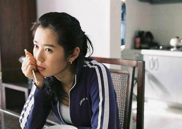 电影左右剧照:已经理解丈夫救女心切的董帆等待着肖路回家