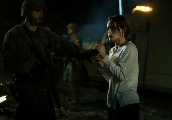 电影超能泰坦剧照:事发地点被封锁,阿比盖尔被拒入内