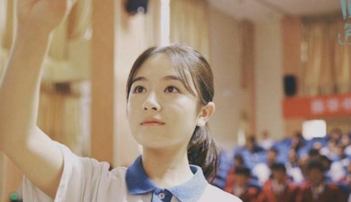 你好之华剧照:姐姐是个人见人爱的优等