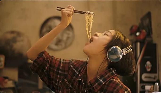 狗十三剧照4:李玩还和爱因斯坦共吃面条