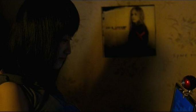 狗十三剧照5:李堂通过视频展示自己的胸脯