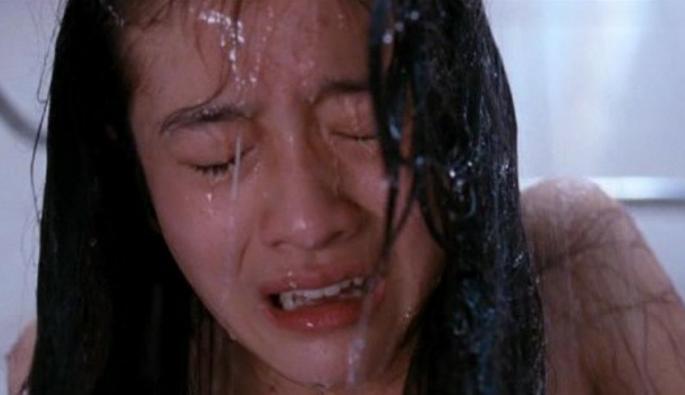 狗十三剧照7:李玩遭打后到卫生间冲洗