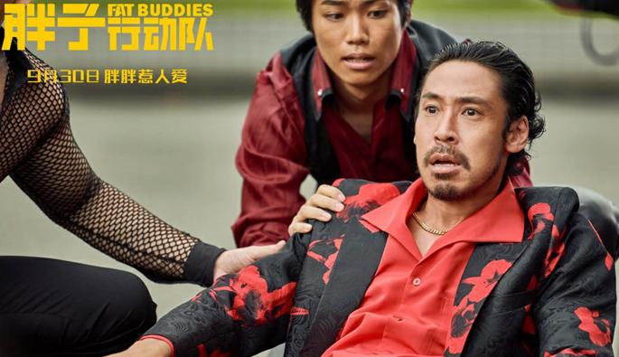 胖子行动队剧照:帮黑老大正想行凶被墙壁碎块击中