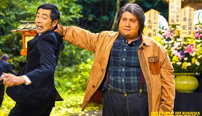 胖子行动队剧照:建军一把抓住想溜的司仪